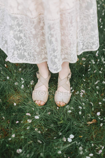 Donna in piedi su erba coperta fiore — Foto stock
