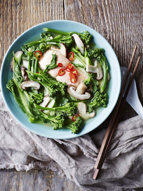 Lachs- und Misosuppe mit asiatischem Gemüse, Blick über den Kopf — Stockfoto