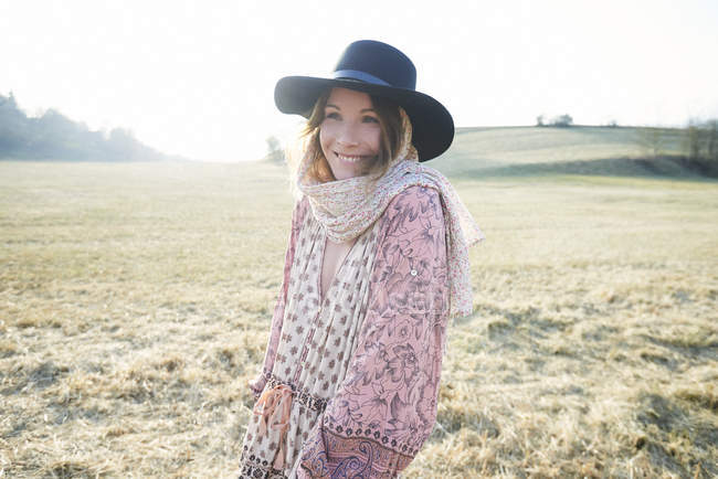 Hippy mujer de estilo en fieltro sombrero en el campo - foto de stock