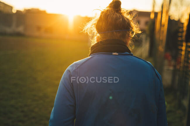 Женщина на футбольном поле — стоковое фото