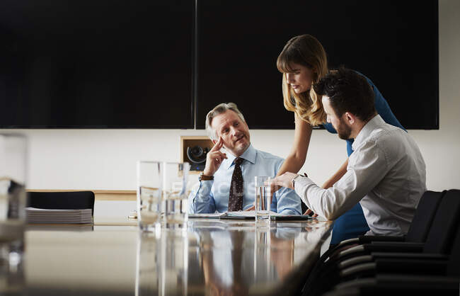 Colleagues in office in meeting — Stock Photo