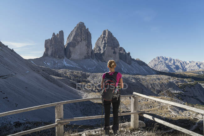 Randonneur jouissant d'une vue, Dolomites près de Cortina d'Ampezzo, Veneto, Italie — Photo de stock