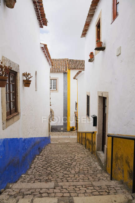 Casas en calle estrecha en Obidos, Portugal - foto de stock