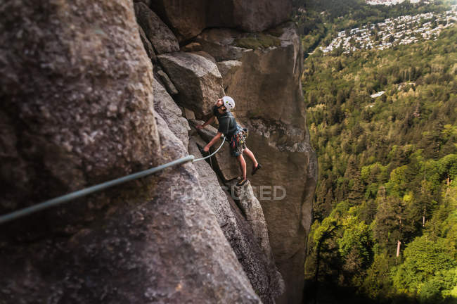 Vista lateral do homem escalando em Chefe, Squamish, Canadá — Fotografia de Stock