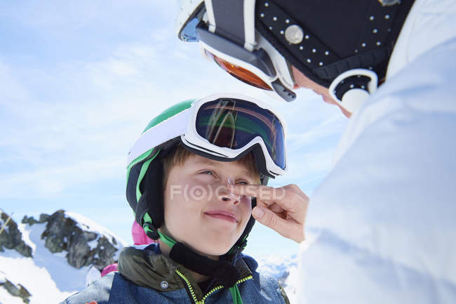 Mutter setzt Sohn Sonnencreme auf, Hintertux, Tirol, Österreich — Stockfoto