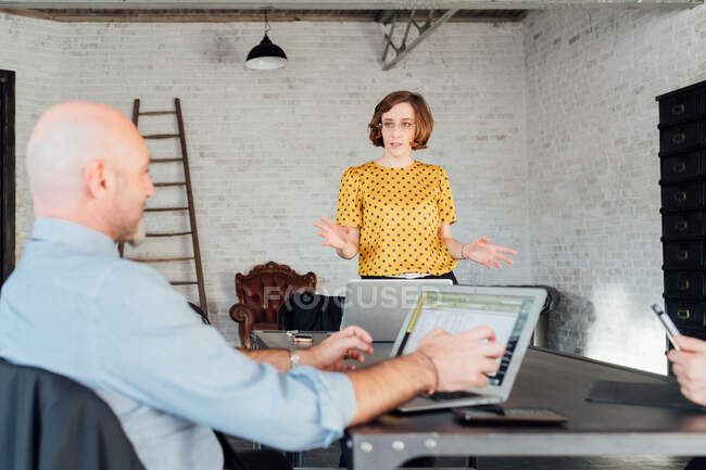 Mujer de negocios charlando con su colega - foto de stock