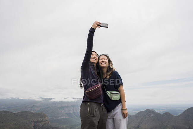 Zwei junge Touristinnen machen Selfie von den Drei Rondavels, Mpumalanga, Südafrika — Stockfoto