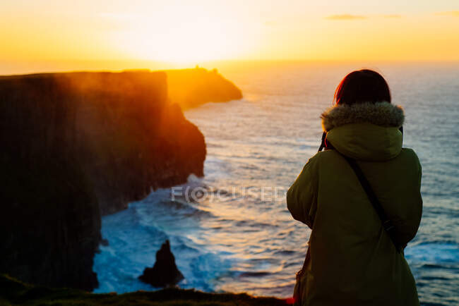Donna che guarda il tramonto, Liscannor, Clare, Irlanda — Foto stock