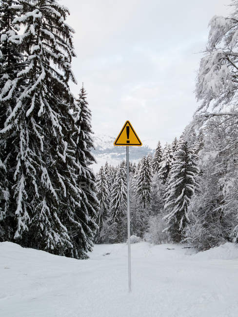 Segnale di avvertimento, Grand Massif, Alpi francesi — Foto stock