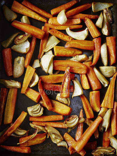 Pan de verduras asadas, vista aérea, marco completo - foto de stock