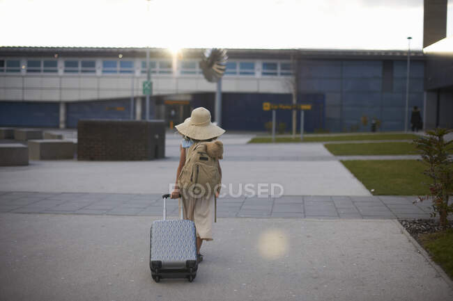 Young girl going on vacation — Stock Photo