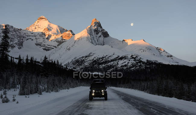 Jeep sulla strada, Parco nazionale Jasper, Canada — Foto stock