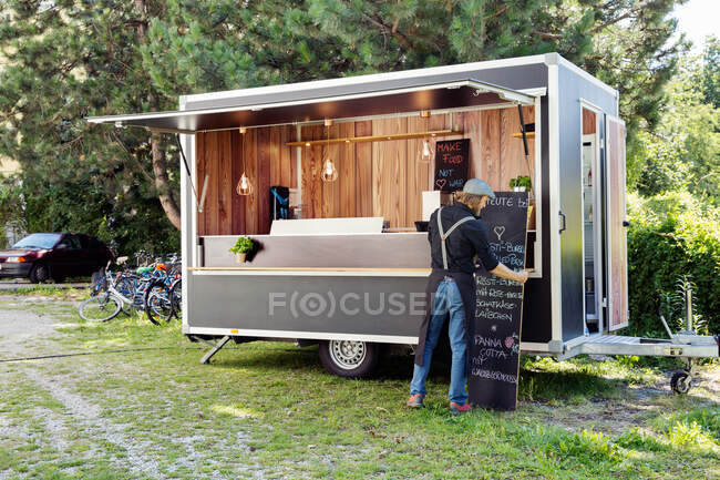 Homme ouvrant un camion alimentaire pour affaires, Innsbruck Tyrol, Autriche — Photo de stock