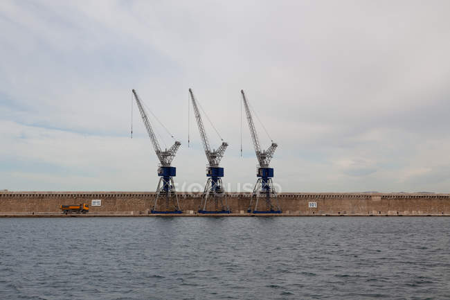 Guindastes de construção em porto, Marselha, França. Indústria naval — Fotografia de Stock