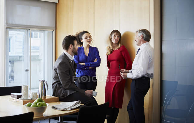 Деловые женщины и мужчины проводят деловые встречи — стоковое фото