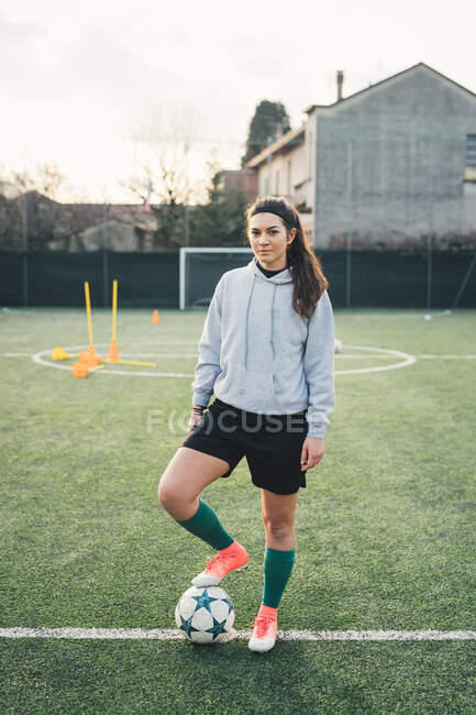 Retrato de futbolista femenina - foto de stock