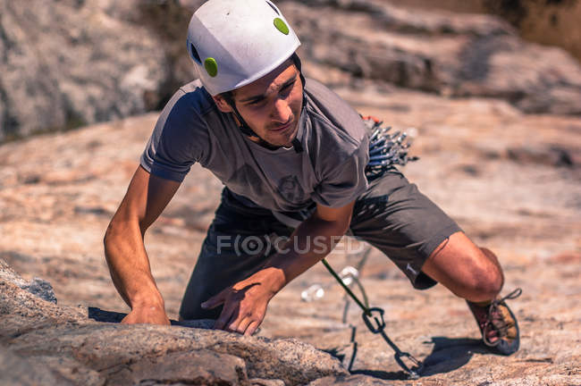 High angle view of man climbing on Skaha Bluffs in Provincial Park, Penticton, Canada — Stock Photo