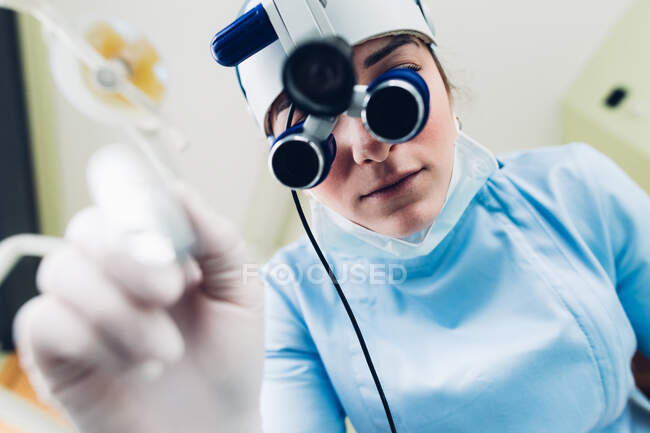 Стоматолог вивчає пацієнта, особисту перспективу — стокове фото