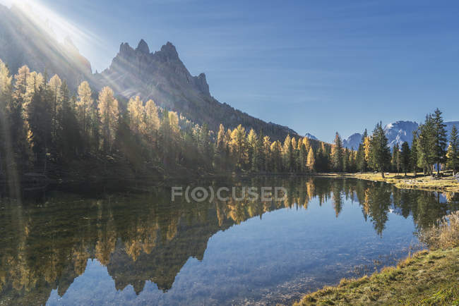 Sol sobre el lago, Dolomitas, Cortina d 'Ampezzo, Veneto, Italia - foto de stock