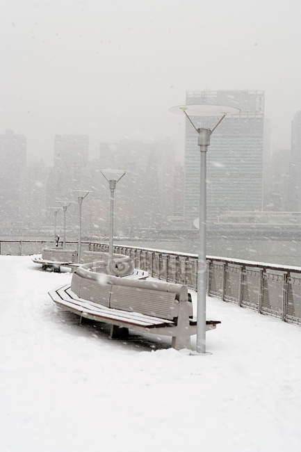 Пустая набережная со скамейками зимой, Нью-Йорк, США — стоковое фото