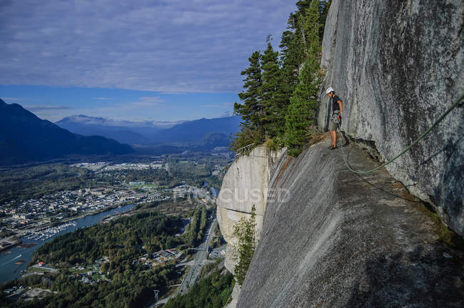 Seitenansicht des Mannes traditionelles Klettern an der Spitze, Squamish, Kanada — Stockfoto