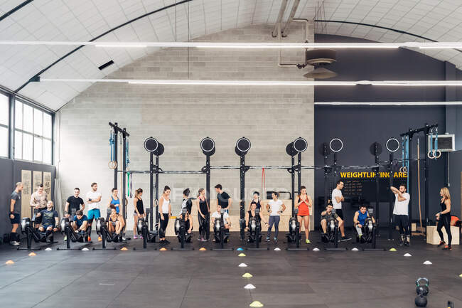 Große Gruppe von Menschen trainiert im Fitnessstudio — Stockfoto