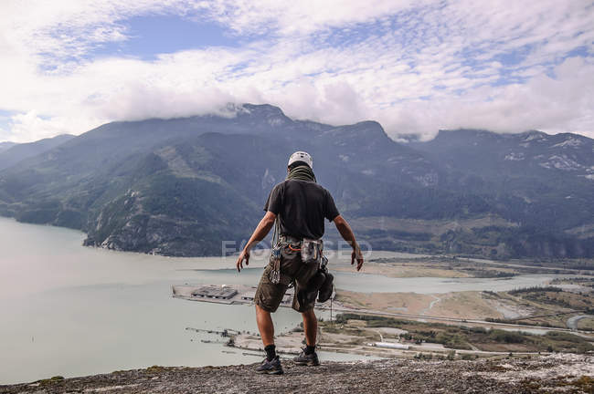 Back view of rock climber on top of The Skaha Chief, Squamish, Canada — Stock Photo