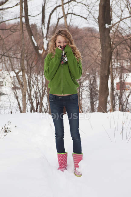 Портрет дівчини-підлітка, що стоїть у снігу — стокове фото