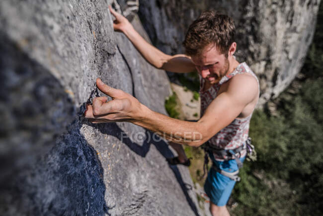 Hombre joven escalador escalador escalada roca caliza cara, Freyr, Bélgica, vista de ángulo alto - foto de stock