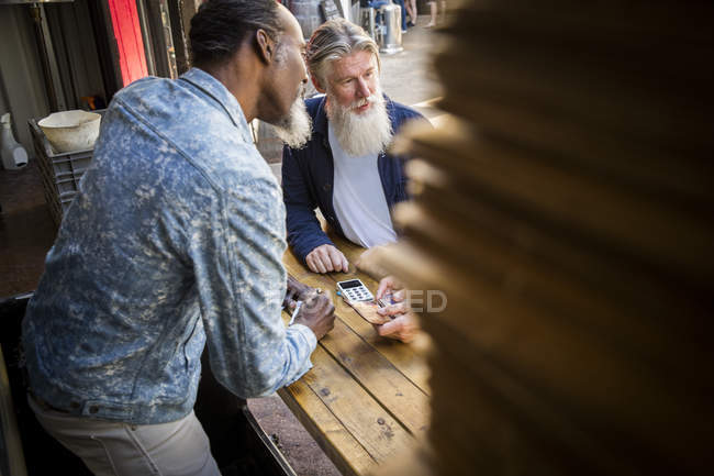 Customer paying vendors in food truck — Stock Photo
