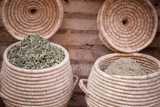 Hojas secas en cestas, de cerca - foto de stock