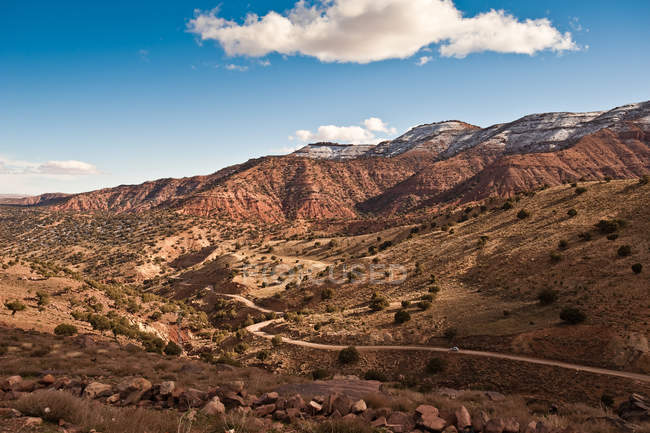 Vista de ángulo alto del paso Tike n 'tal, montañas del Alto Atlas, Marruecos, norte de África - foto de stock