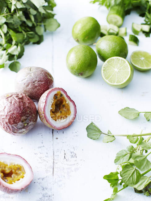 Fruits de la passion, citron vert, concombre, cresson — Photo de stock