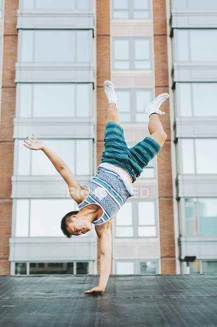 Man breakdancing on concrete floor, Boston, Massachusetts, USA — Stock Photo