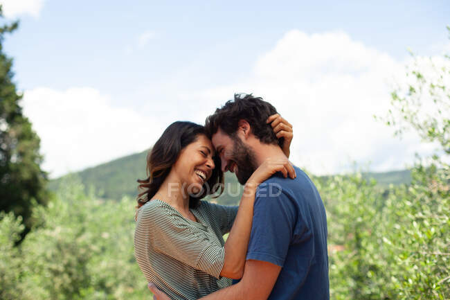 Счастливая пара на открытом воздухе — стоковое фото