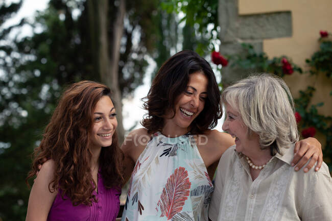 Три поколения женской семьи вместе — стоковое фото