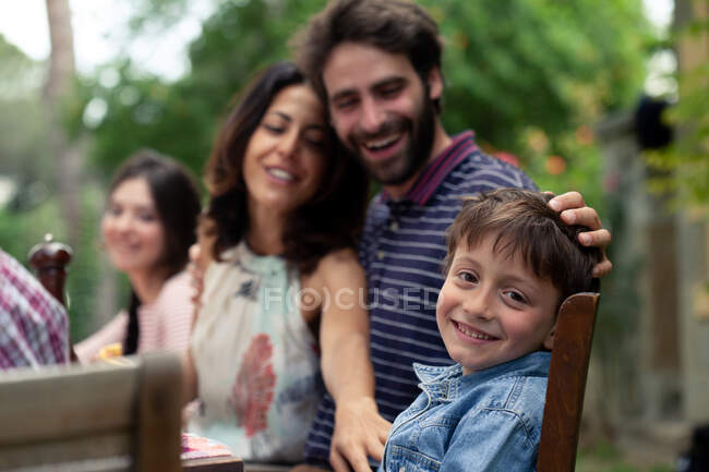 Хлопчик і батьки на відкритому повітрі сімейне харчування — стокове фото