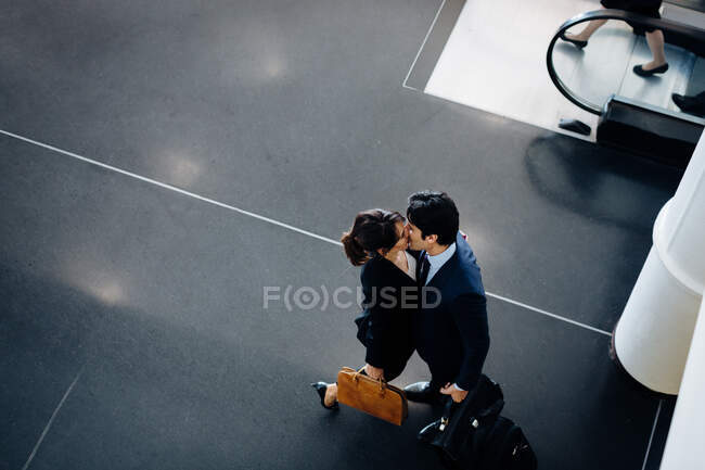 Couple en costumes d'affaires baisers — Photo de stock