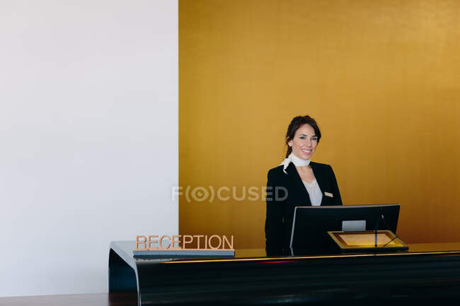 Усміхнена жінка в готельному рецепторі — стокове фото