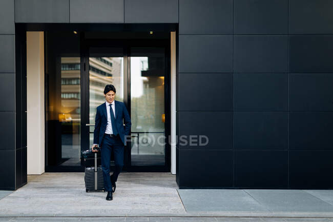 Empresário saindo em viagem de negócios — Fotografia de Stock