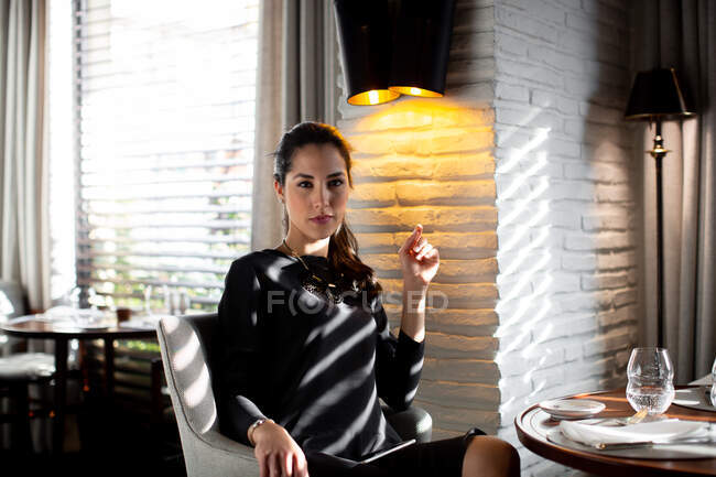 Porträt einer eleganten jungen Frau im Boutique-Hotelrestaurant, Italien — Stockfoto