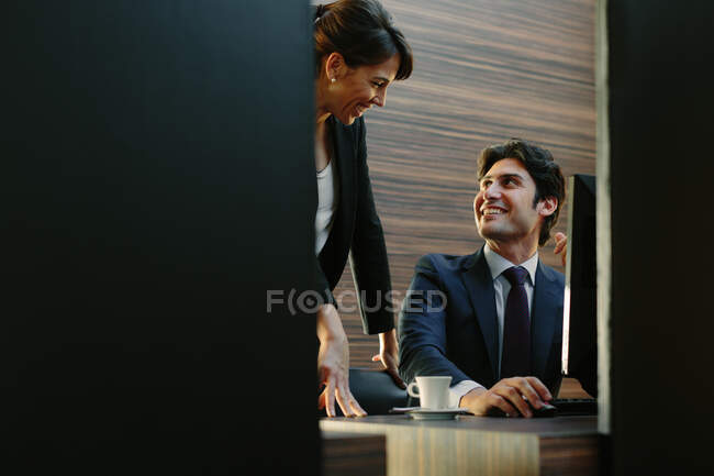 Бізнесмен і бізнес-леді, що працюють у бізнес-центрі в готелі — стокове фото