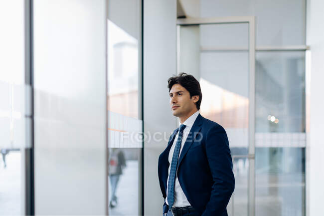 Geschäftsmann im Bürogebäude — Stockfoto