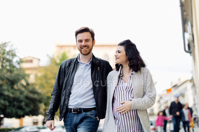 Pregnant couple walking, Florence, Italy — Stock Photo