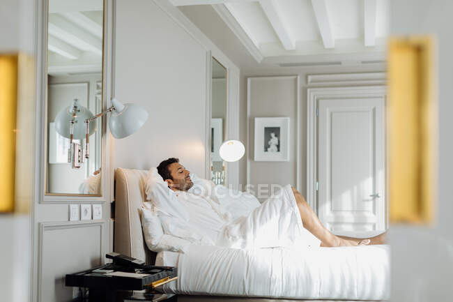 Чоловік розслабляється в номері — стокове фото