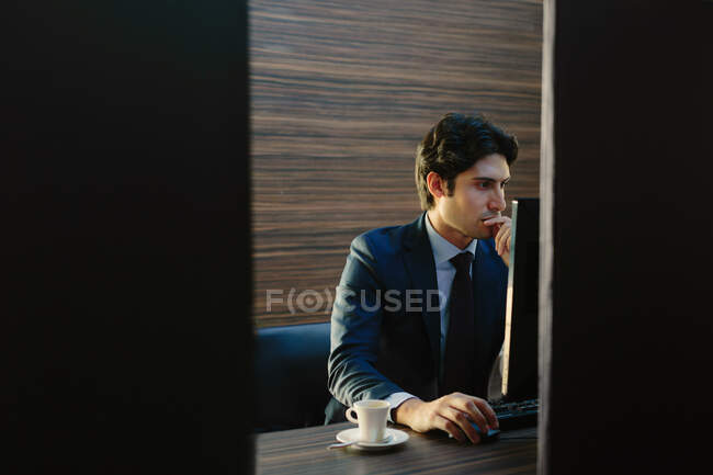 Uomo d'affari che lavora nel centro d'affari in hotel — Foto stock