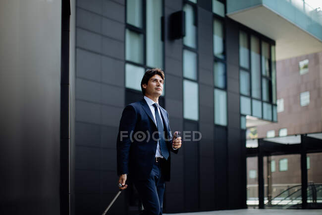 Businessman leaving on business trip — Stock Photo