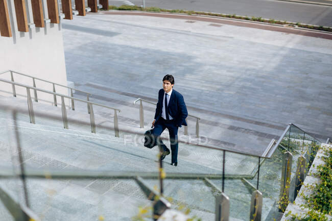 Homme d'affaires marchant dans l'escalier — Photo de stock