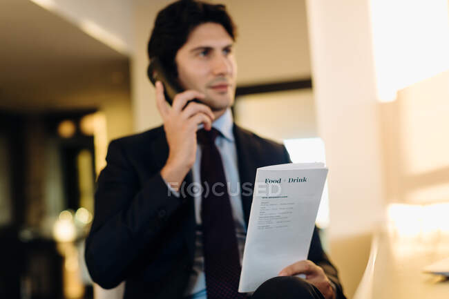 Бізнесмен замовляє обслуговування номерів в готелі — стокове фото