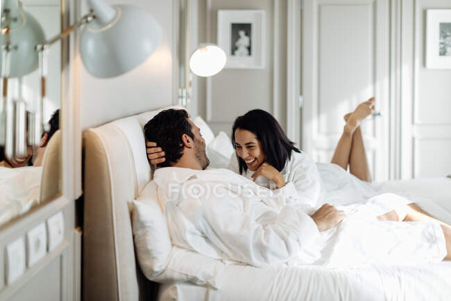 Пара сміється і розслабляється в номері — стокове фото